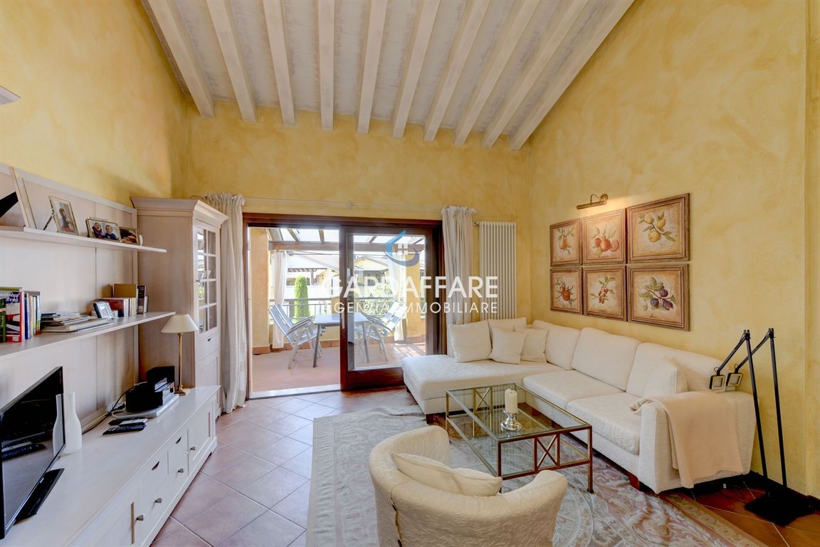 DREIZIMMERWOHNUNG MIT TERRASSE IN WOHNANLAGE MIT SCHWIMMBAD - MANERBA DEL GARDA