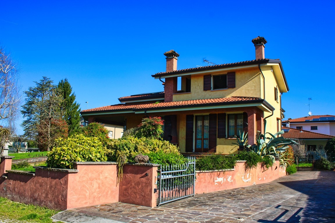 Villa singola in centro a Piubega