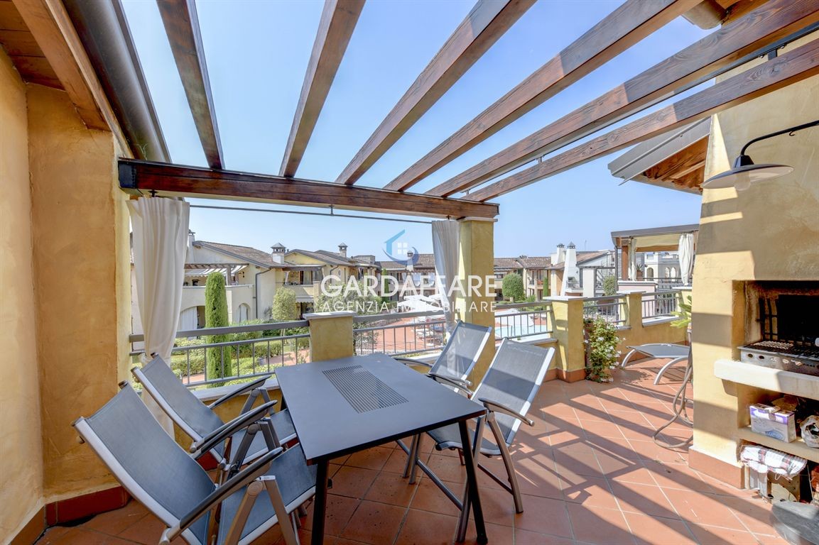 DREIZIMMERWOHNUNG MIT TERRASSE IN WOHNANLAGE MIT SCHWIMMBAD - MANERBA DEL GARDA
