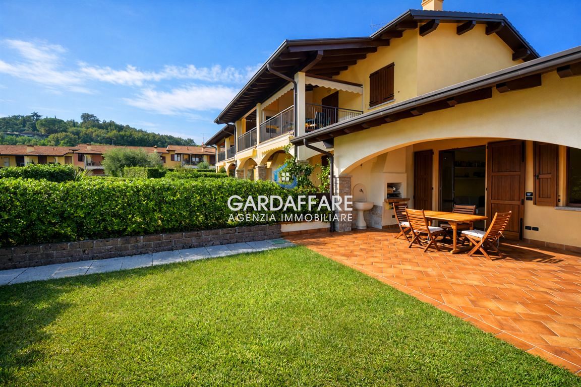 BELLISSIMO APPARTAMENTO CON GIARDINO PRIVATO A MANERBA DEL GARDA