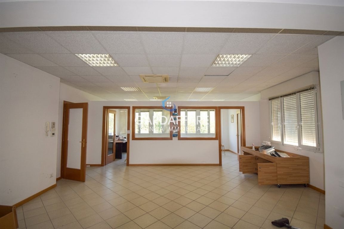 INTERESSANTE LOCALE COMMERCIALE IN VENDITA A MANERBA DEL GARDA