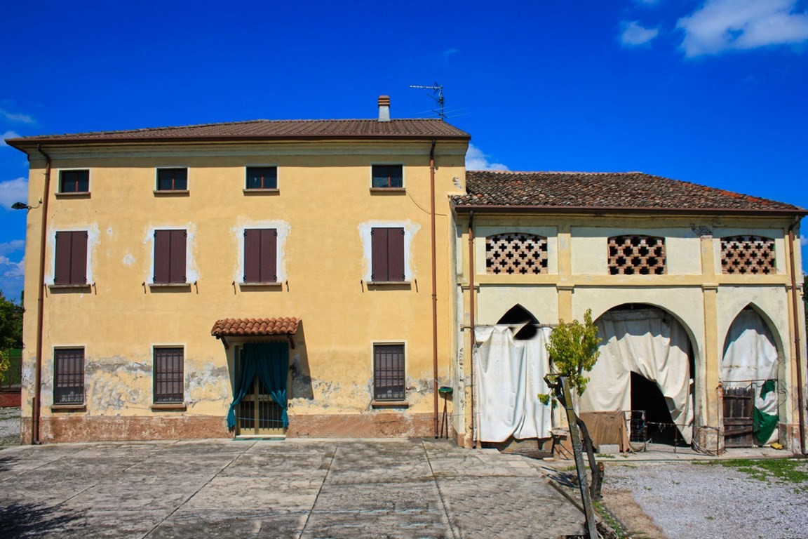 Casale con rustici e cortile a Piubega