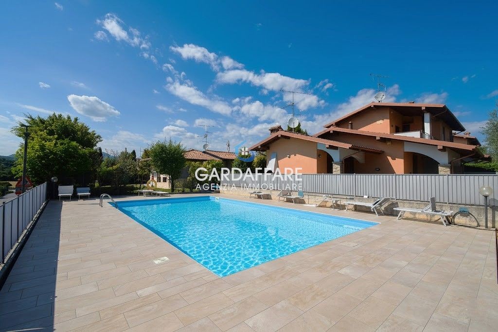 A POCHI PASSI DAL PAESE E DAL LAGO AMPIO TRILOCALE AL PRIMO PIANO CON GARAGE E LAVANDERIA