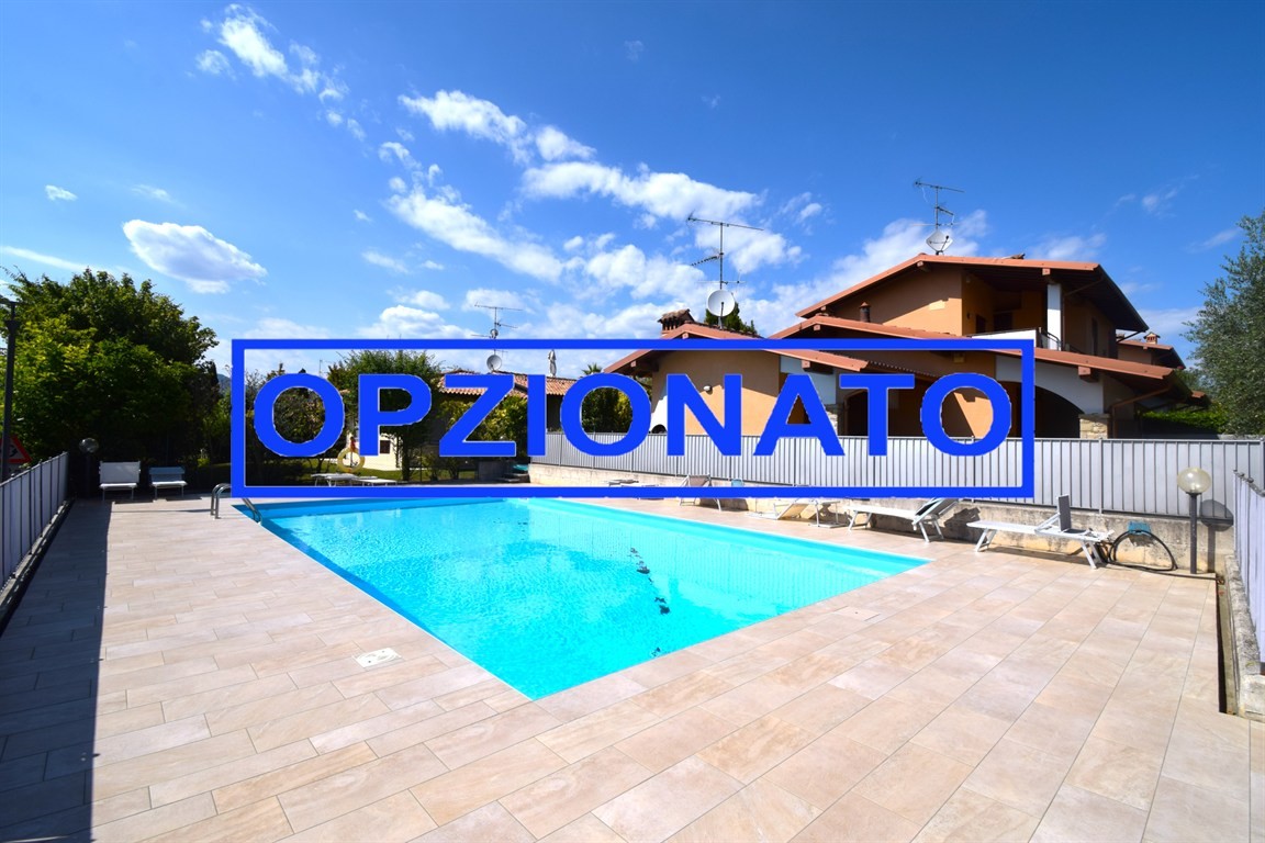 A POCHI PASSI DAL PAESE E DAL LAGO AMPIO TRILOCALE AL PRIMO PIANO CON GARAGE E LAVANDERIA