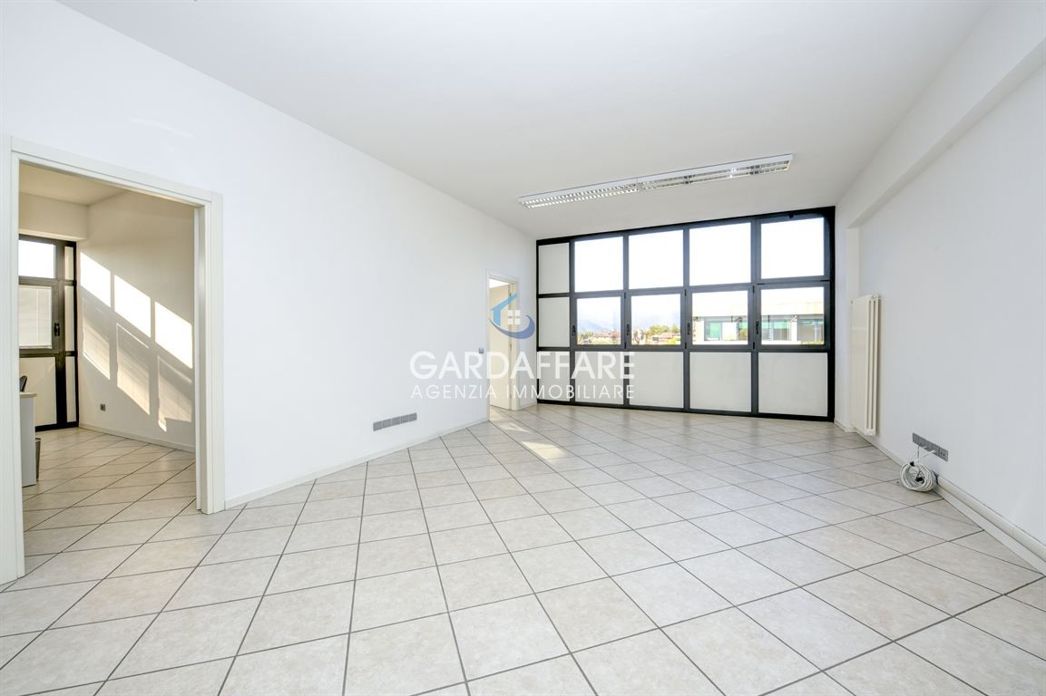 LOCALE COMMERCIALE USO UFFICIO FRONTE STATALE A MANERBA DEL GARDA