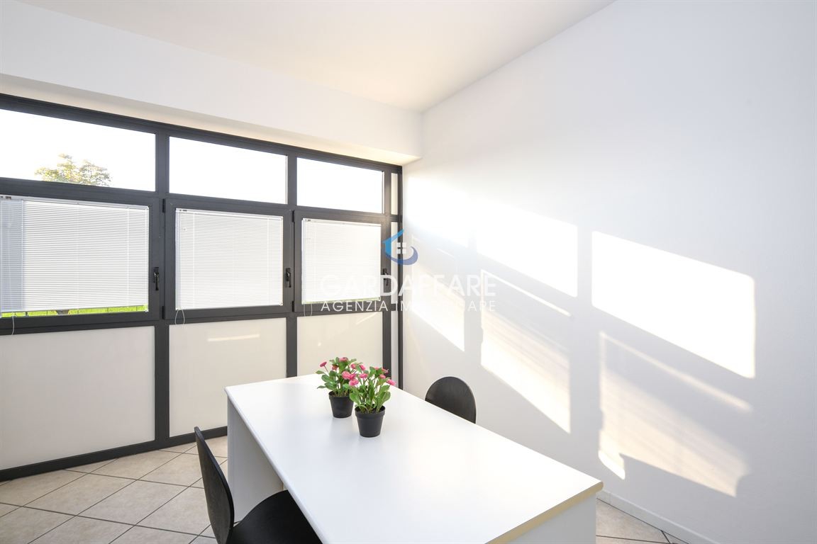 LOCALE COMMERCIALE USO UFFICIO FRONTE STATALE A MANERBA DEL GARDA