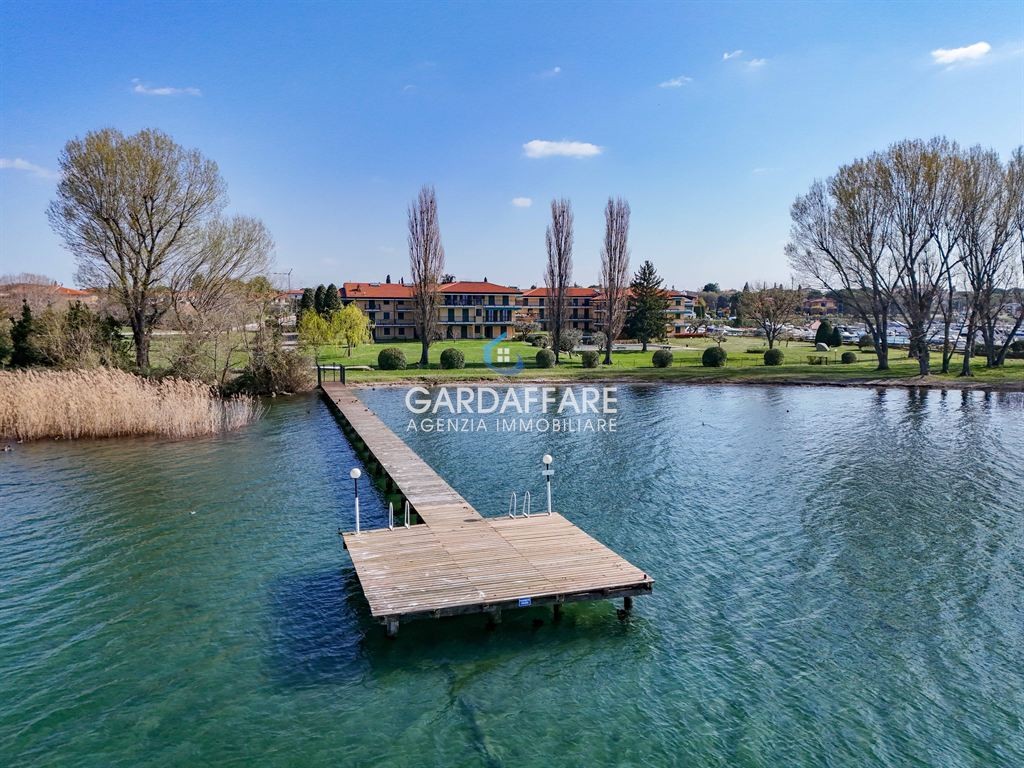 Sirmione – Porto 2 | Appartamento fronte lago ristrutturato nel Residence Sporting Club