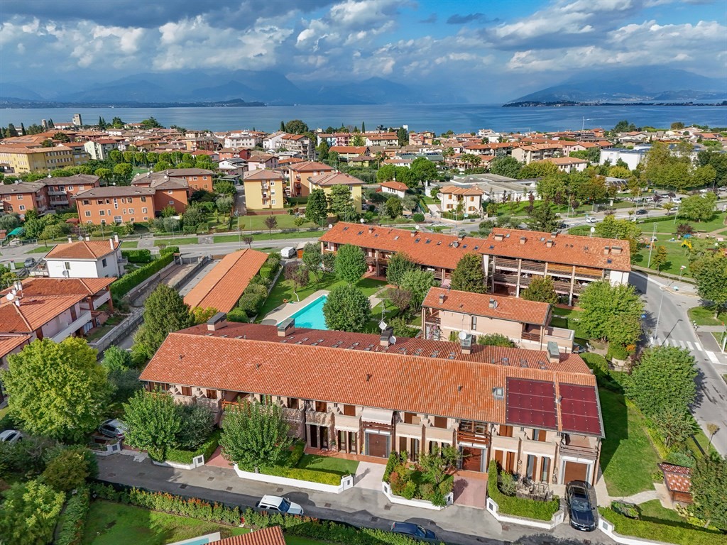 Villa in linea, terra/cielo, con piscina a Desenzano del Garda