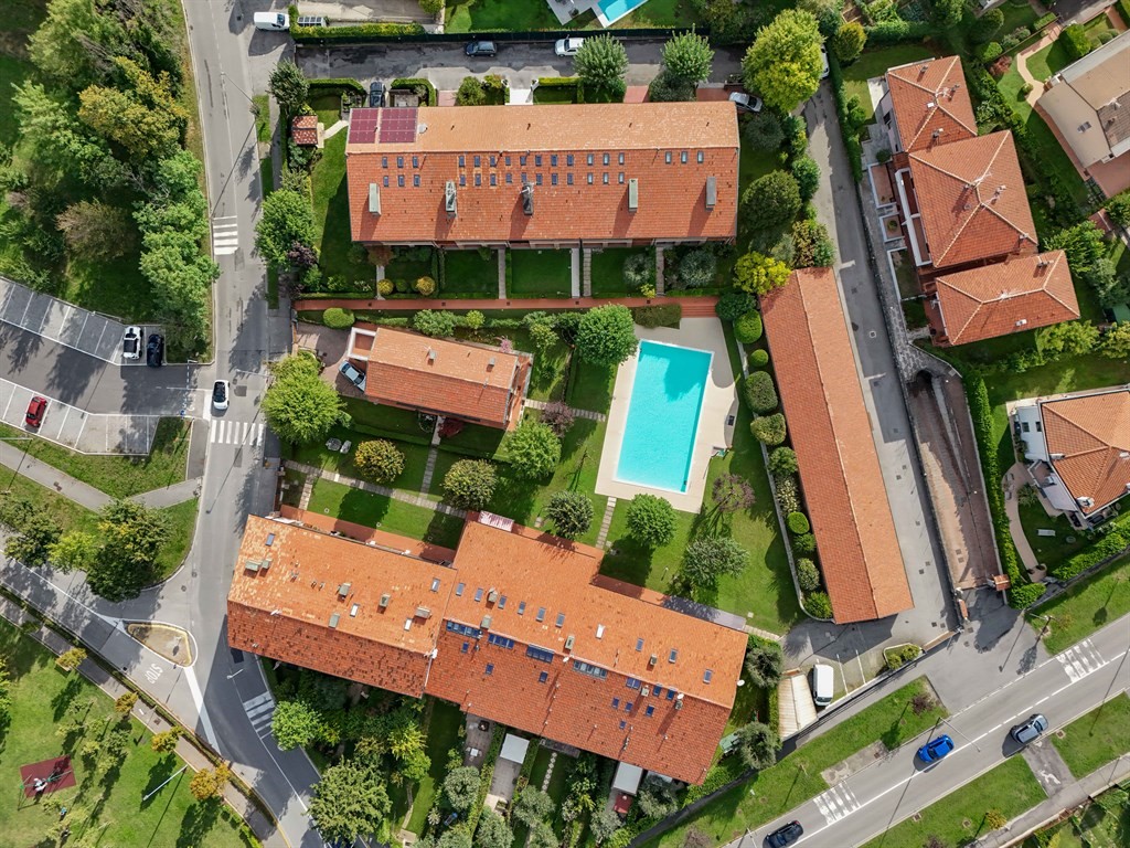 Villa in linea, terra/cielo, con piscina a Desenzano del Garda