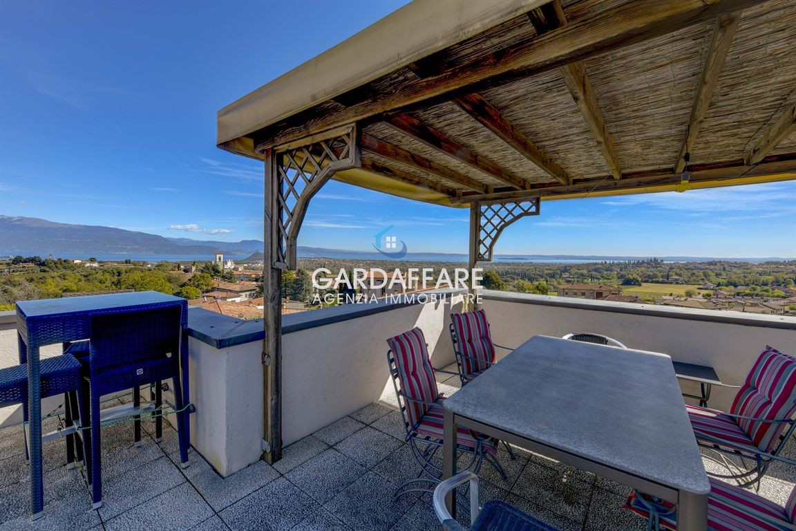 VILLETTA A SCHIERA DI TESTA CON TERRAZZA PANORAMICA SUL TETTO CON VISTA LAGO MOZZAFIATO