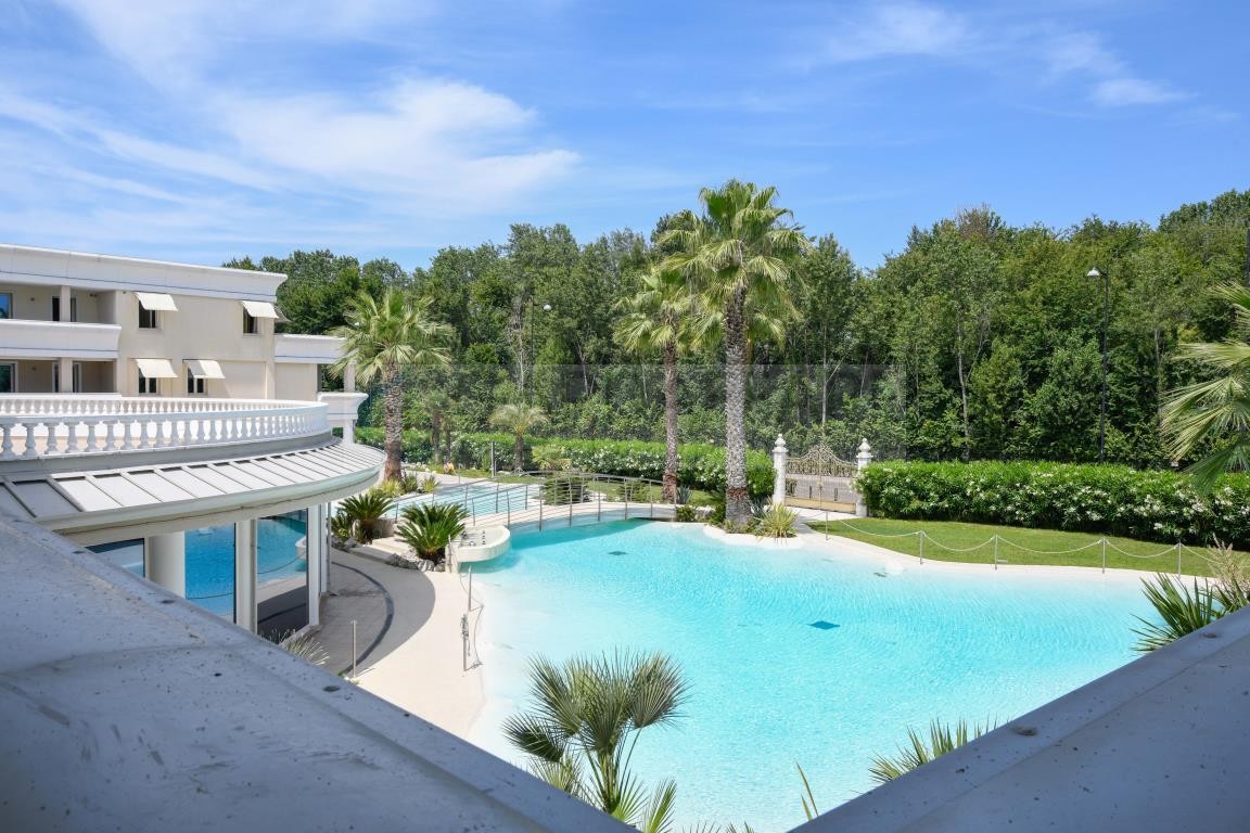 bilocale in residence con piscina tropicale