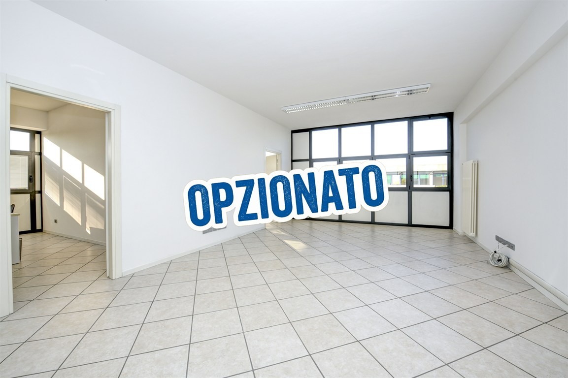 LOCALE COMMERCIALE USO UFFICIO FRONTE STATALE A MANERBA DEL GARDA