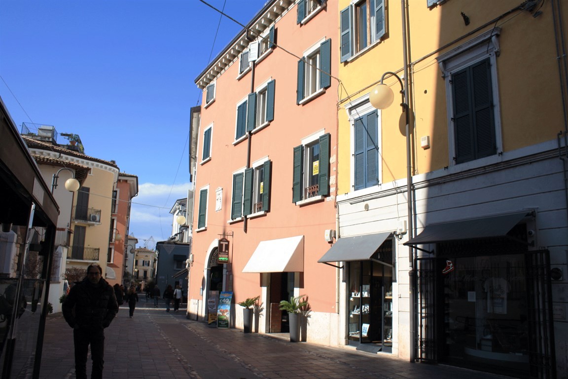 Elegante appartamento ristrutturato nel cuore del centro storico di Desenzano del Garda