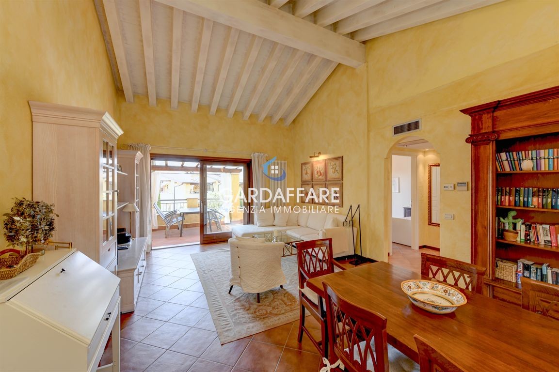 DREIZIMMERWOHNUNG MIT TERRASSE IN WOHNANLAGE MIT SCHWIMMBAD - MANERBA DEL GARDA